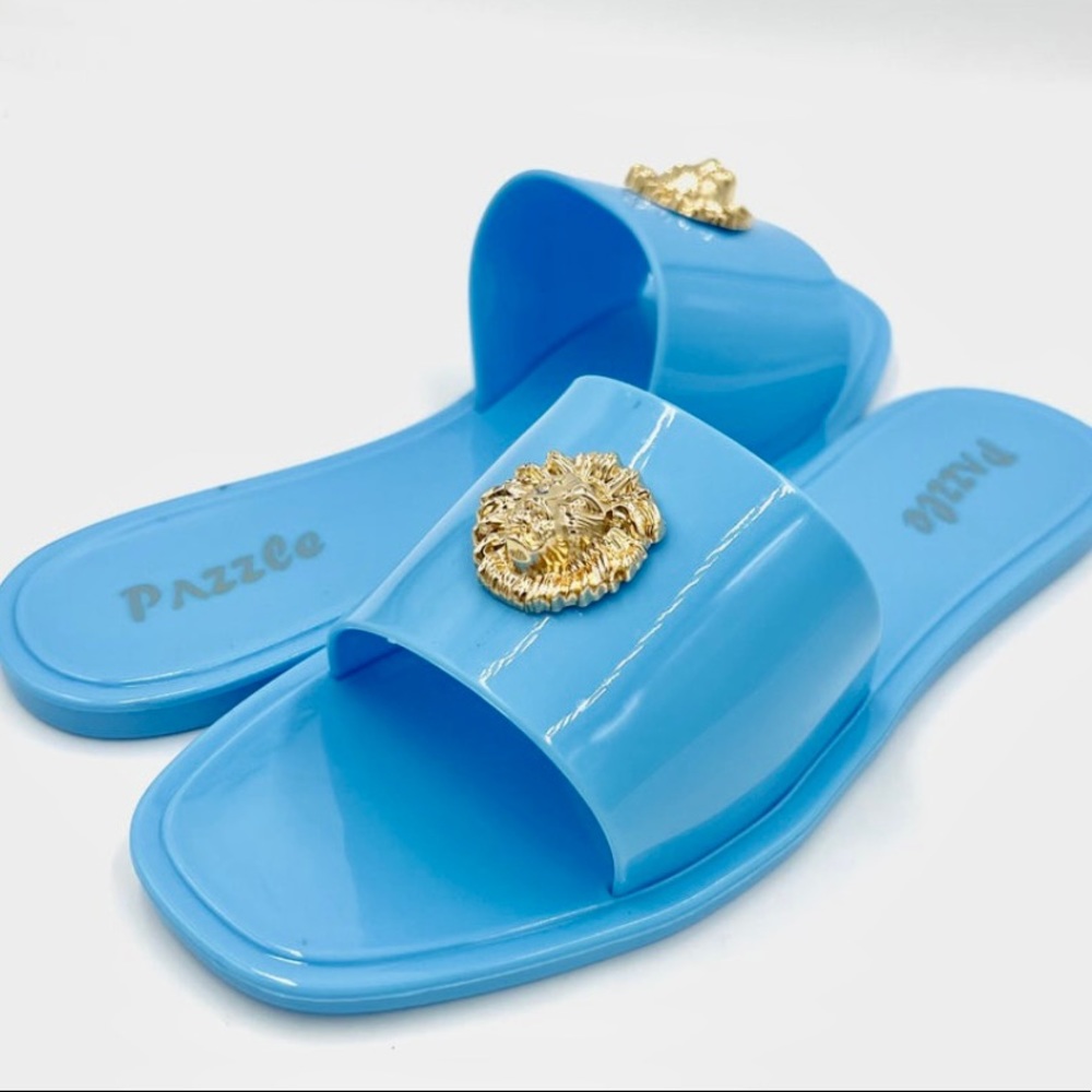 Pazzle Blue sandal Size 7 gold tones lioness medallion on on top of squa…